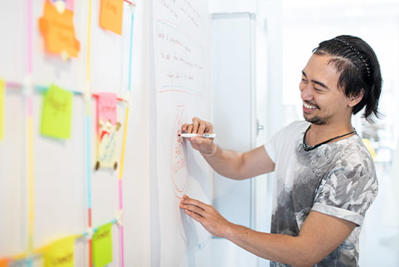 Dos alumnes xefs executius debatent