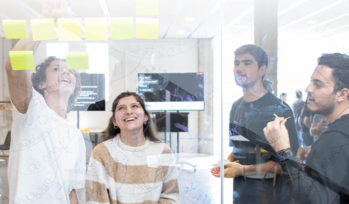 Dos alumnes xefs executius debatent