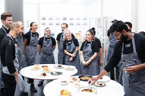 Cocina integral CIB Candidata a chef presentando una elaboración gastronómica